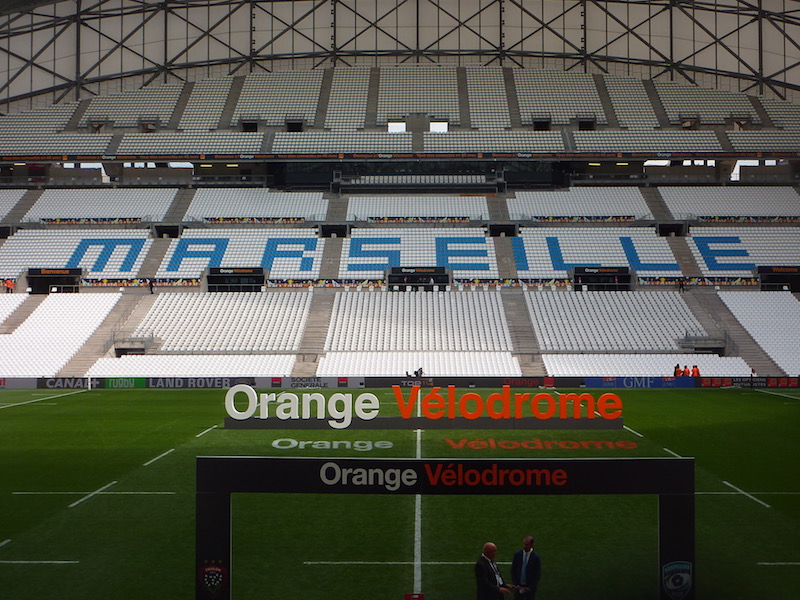 Tribune (en blanc) avec Marseille (en bleu) avec Orange Vélodrome en orange et blanc